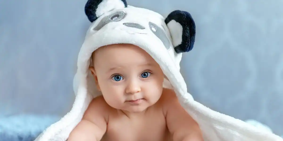 Bébé avec une capuche panda